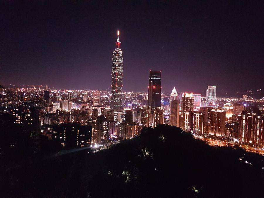 Taipei at night from Elephant Mountain, with Taipei 101 lit at the centre