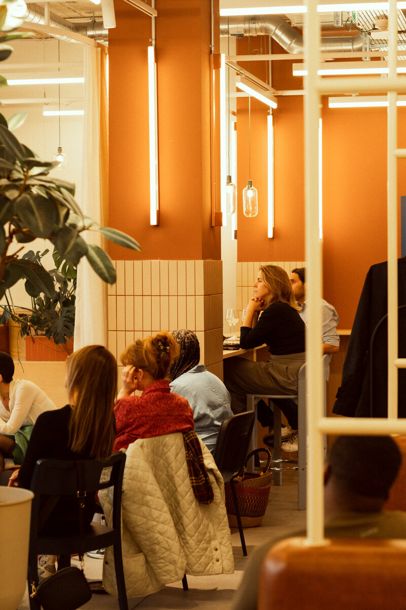 The audience gathered at HeadsQuarter Zuerich before the conversation